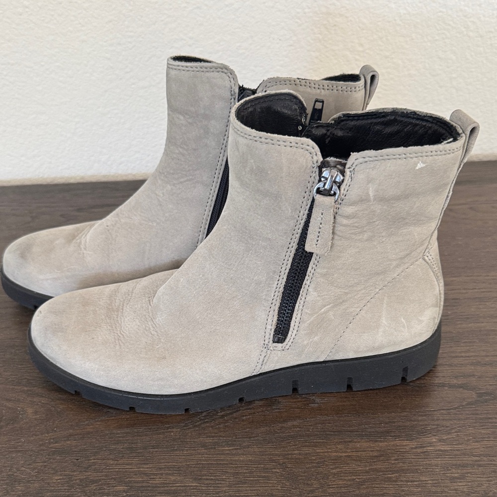 Ecco Women's Bella Light Gray Ankle Zip Boots (39) 8-8.5M